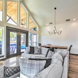 Waterfront 3BR Lakehouse with Hot Tub