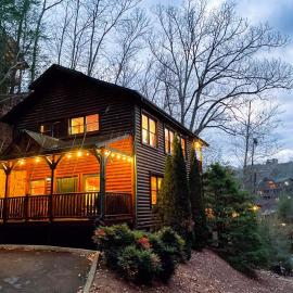 Spacious Resort Log Cabin, Easy Drive, Hot Tub, Arcade Gameroom, Mountain Vibe, hotel in Gatlinburg