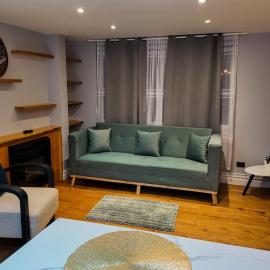 UMove Suites Calderón, hotell i Calderón
