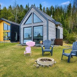 Lake Escape with Kayaks, BBQ, Fire Pit & Horses
