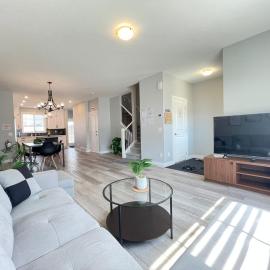 New open-space,3 bedrooms, AC home in NW Calgary, מלון בYYC