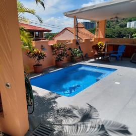 Casa Coral Punta Leona piscina privada a 500 m de playa Mantas 1200m de playa Blanca, מלון בPunta Leona