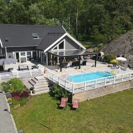 Modern house, 187 sqm with large terrace and pool, hotel u gradu Huddinge