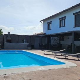 Villa de Lujo en Gijón, Piscina Climatizada, Bar – hotel w mieście Gijón