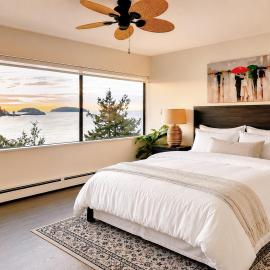 Oceanfront Escape with Private Bath and Beach Access, hotell i Gibsons