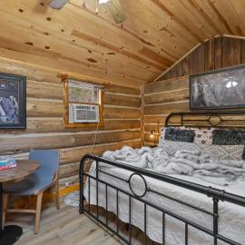 Rustic Log Cabin with King Bed Near Mount Rushmore
