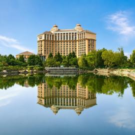 泰安宝龙艺珺酒店, hotel u gradu Tajan