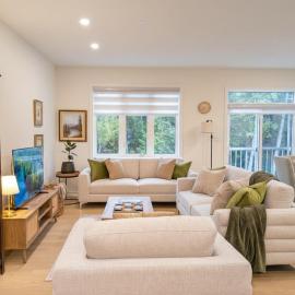 Bobcaygeon Bungalow, Near Lake, Sleeps 8, Hotel in Kawartha Lakes