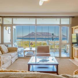 Coastal Elegance APT with sea and mountain view Dolphin Beach D101