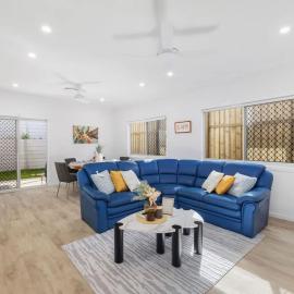NEW 4BR Modern Family Home WiFi & Central AC, Hotel in Raceview