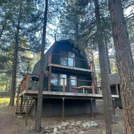 Cozy Alpine A-Frame, khách sạn ở Flagstaff