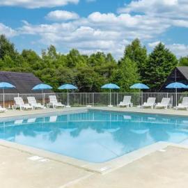 Chalet de vacances avec piscine, Hotel in Égletons