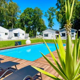 Lumi Resort Domki letniskowe z podgrzewanym basenem, hotel en Rewal
