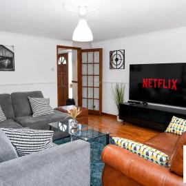 Contractor-Ready 7BR Home - Central Reading Location, Team & Family Friendly, WIFI & Parking, hotel in Caversham