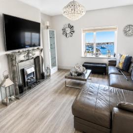 Stunning Harbour View Beachfront Apartment Parking, hotel in Rhos-on-Sea