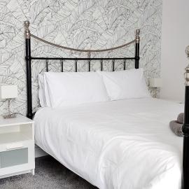 Spacious ground floor apartment with free parking, hotel i Bridlington