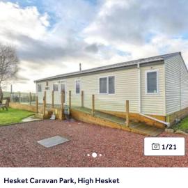 36 Ravens Nest Huge 3 bedroom lodge with views No sign written vans allowed on site, hotel en High Hesket