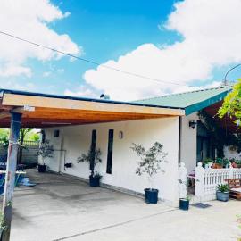 Spacious cozy house with fireplace, hotelli kohteessa Zugdidi