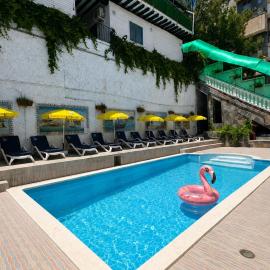Chalet Duplex N 1 avec piscine dans une résidence, hotel in Bouzareah