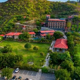 The Divine Hills Resort Suites with Private Pool Near IIM Udaipur, hotel a Nāi