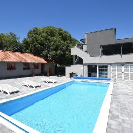 Apartments Relax, hotel in Gornji Karin