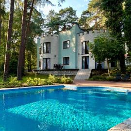 Villa with outdoor pool Warsaw, hotel a Magdalenka