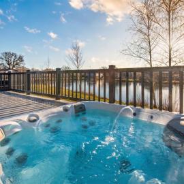 Kingfisher Lodge - Lakeside Lodge, Hot Tub, Woodhall Spa, hotel in Woodhall Spa
