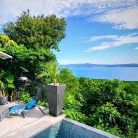 Art Gallery House with a small relaxing pool