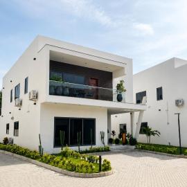 Luxury Villa at THE HIDDEN DOMUS I Trassaco, East Legon, hotel v destinaci Accra