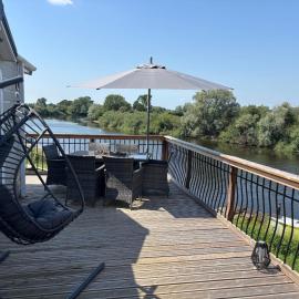 Riverside Lodge, with Hot tub on The River Severn, hotel in Tirley