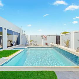 LUX Villa with Private Pool and Patio Lounge by Bocobay, hotel a Noord