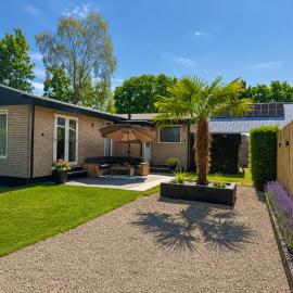 Gezellig chalet met tuin, nabij speeltuin en zwembad, hotel in Ledeacker