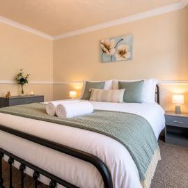 Spacious 4 bed House with Garden, Parking & Wi-Fi