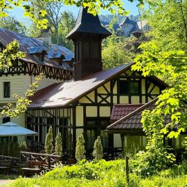 Stavilar Hotel - Charming Stay Just Steps Away from Peles Castle in Sinaia, hotel in Sinaia