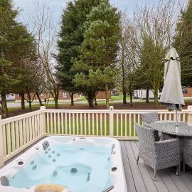 Jasmine Lodge with Hot Tub