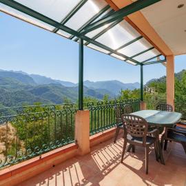 Le Nid de Ciambonson - Terrasse avec vue montagne, hotel in Tournefort