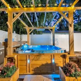 Pet Friendly Downtown Home - Free Bikes & BBQ, hotel i Safety Harbor