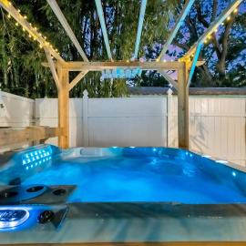 Pet Friendly Downtown Home - Free Bikes & BBQ