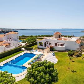 Villa Mercedes by Villa Plus, hotel in Cala en Forcat