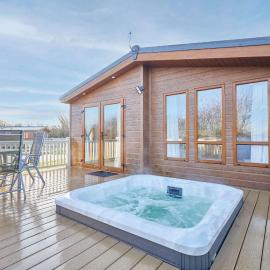Hedgerow Lodge with Hot Tub