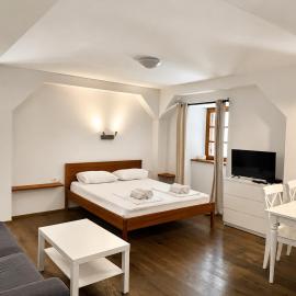 Apartments Fonda House، فندق في بيران