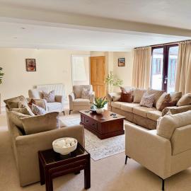 5 Bed, LARGE Luxury Barn, Sleeps 8 Dogs Welcome WITH CYMRU HOLIDAYS, hotel u gradu 'Usk'