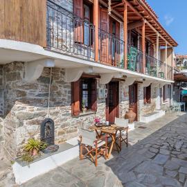 Lithos House tiny house-wifi-village & sea view, Hotel in Glossa