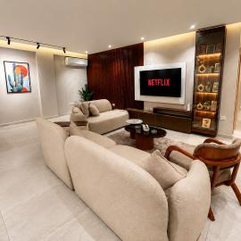 Spacious 3BR Apartment in Prime Sheikh Zayed, Hotel in Sheikh Zayed
