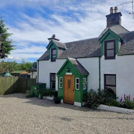 Loch Ness village cottage for 2 with free parking & pets welcome