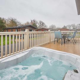Rowan Lodge with Hot Tub, hotel in Malton
