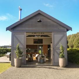 The Boat House - Rustic Luxury in Matakana, hotel in Matakana