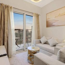FIRST CLASS 1BR Cozy Luxury Retreat, hotel a ‘Ūd al Bayḑāʼ