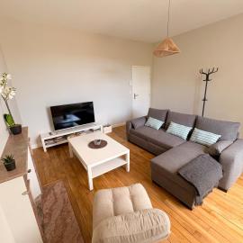 La Combe aux Loups - Charming 2-Bedroom Apartment - Parking、Eymoutiersのホテル