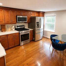 Modern 2 Bed 2 Bath Walk to Beach and Train 15 min Airport, hotel a Revere